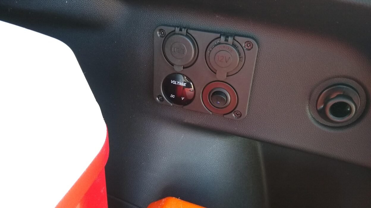 does the subaru crosstrek have power plugs