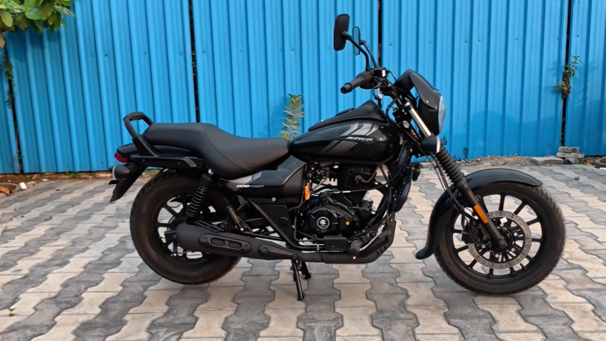2026 Bajaj Avenger 220 Street