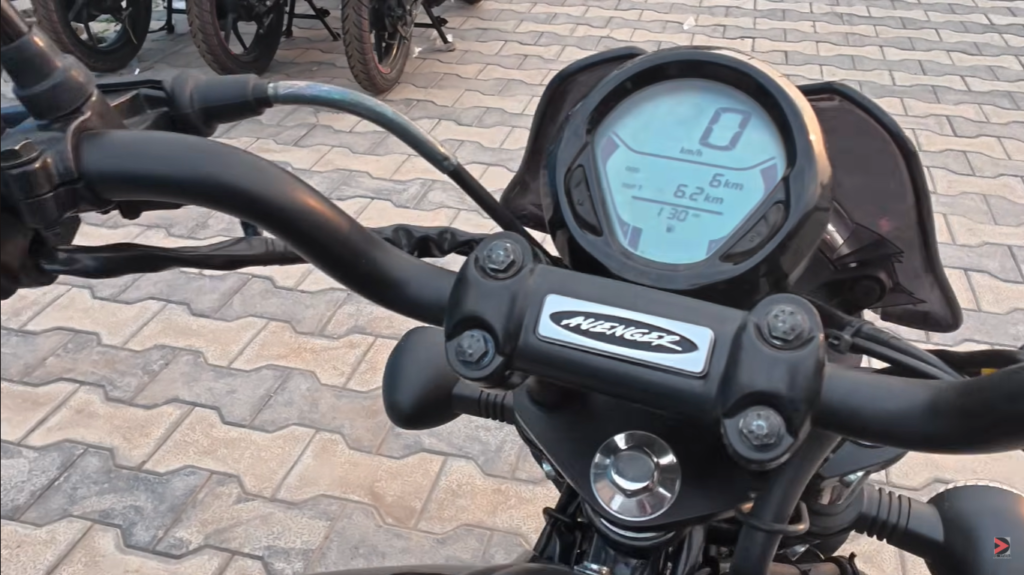 Bajaj Avenger 220 Street