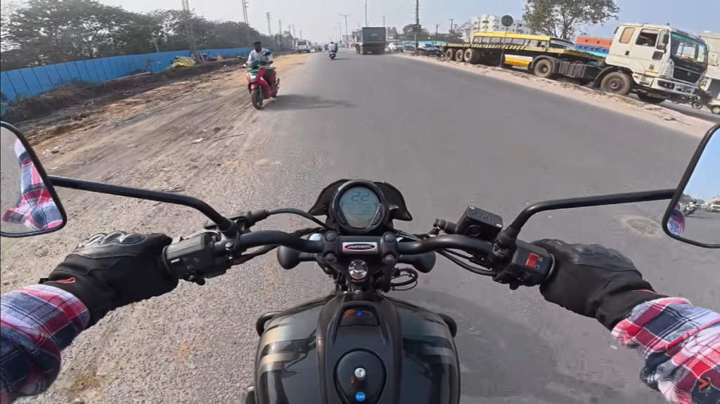 Bajaj Avenger 220 Street